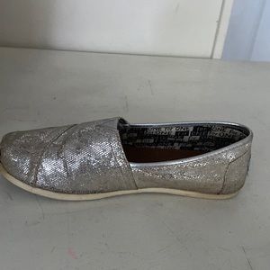 Toms Classic Silver Glitters for girls; sz 5.5; good condition; slip on